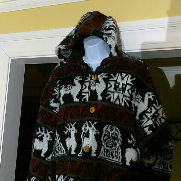 Hooded sweater with wooden buttons - Picture 5 of 7